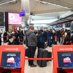 Kolejka do odprawy na lotnisku. Czy do Turcji potrzebny jest paszport? Warto sprawdzić przed podróżą.