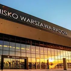 Jak dojechać na lotnisko Warszawa Radom - najlepsze opcje transportu