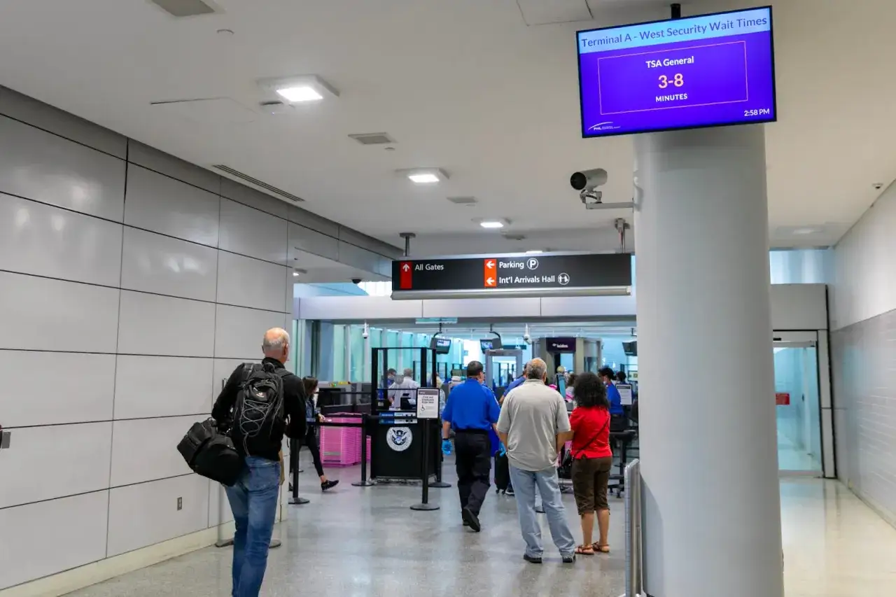 Krótki czas oczekiwania 3-8 minut na lotnisku. Warto wiedzieć, ile wcześniej być na lotnisku, by uniknąć stresu.