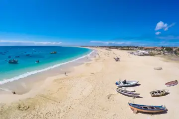 Piękna plaża na Wyspach Zielonego Przylądka, idealna na wakacje. Kiedy jechać? Zawsze!