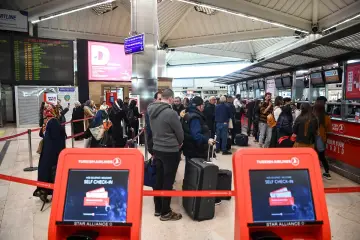 Kolejka do odprawy na lotnisku. Czy do Turcji potrzebny jest paszport? Warto sprawdzić przed podróżą.